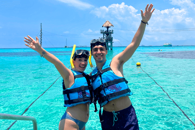 Una pareja realizando snorkel en parque Garrafón